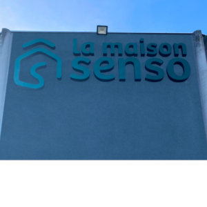 Pose de la nouvelle enseigne La Maison Senso sur notre Showroom de Vaulx-Milieu